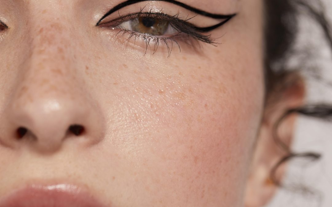 Graphic Liner in HEALTH AND SKINCARE / SOMATOLOGY / BEAUTY AND NAILS / HAIR AND BEAUTY / COSMETOLOGY / PROFESSIONAL MAKE-UP ARTISTRY