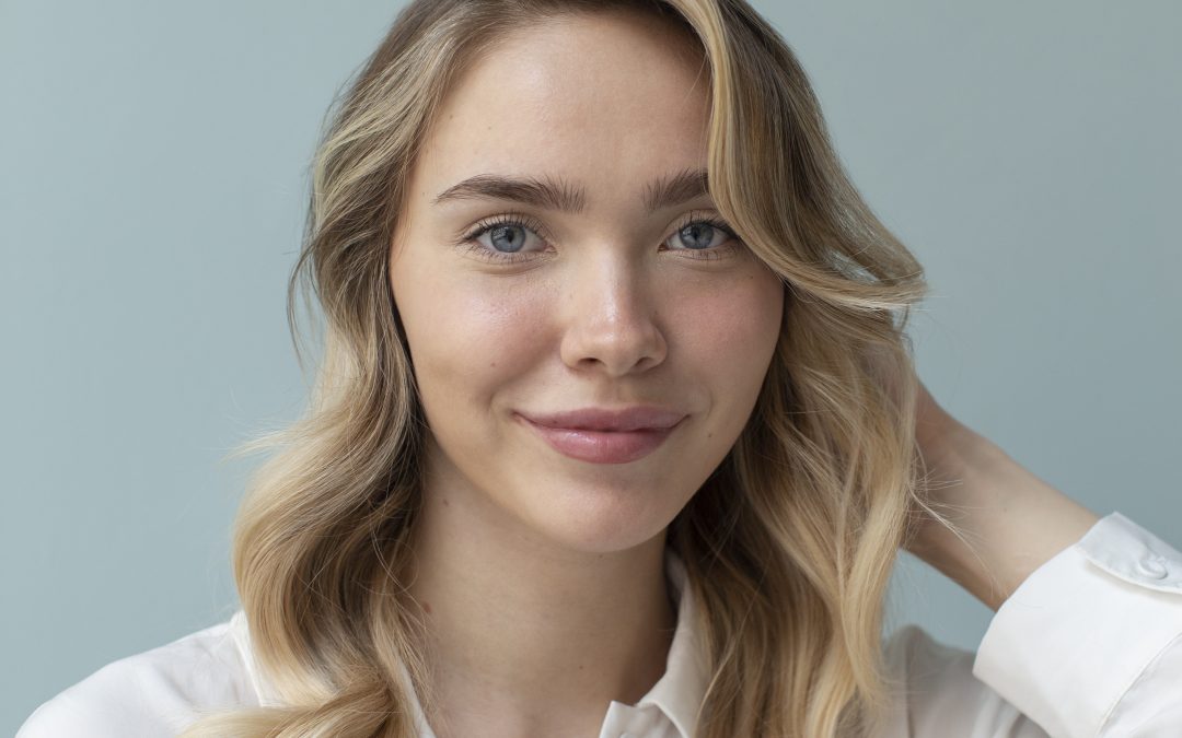 Illuminating Elegance: A Guide to Face-Framing Highlights in HAIRDRESSING / HAIR AND BEAUTY / COSMETOLOGY